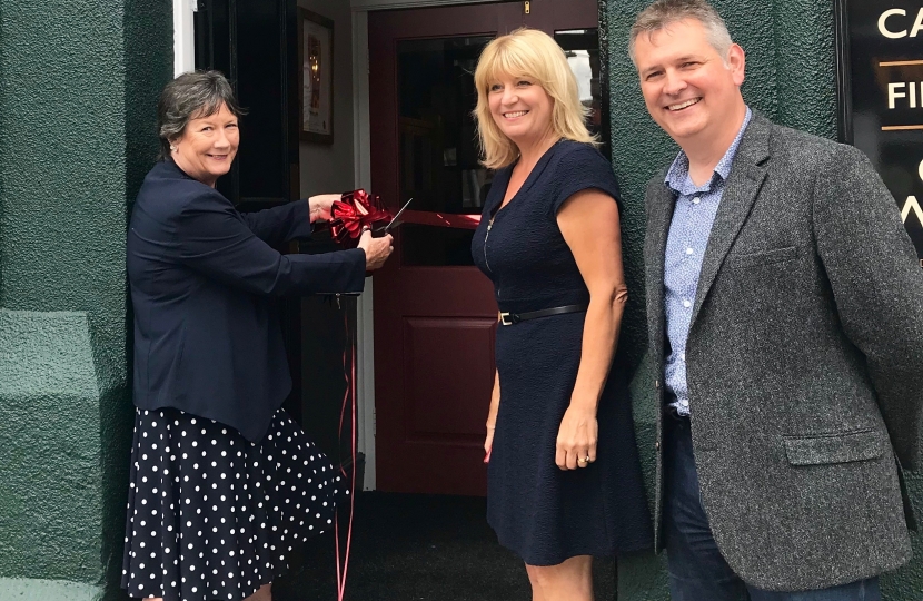 Pauline Latham OBE MP Visits Refurbished The Railway Hotel in King Street, Belper