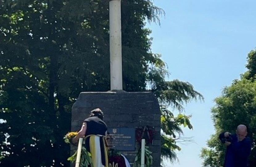 Pauline placing wreath at Ukrainian memorial in Derby