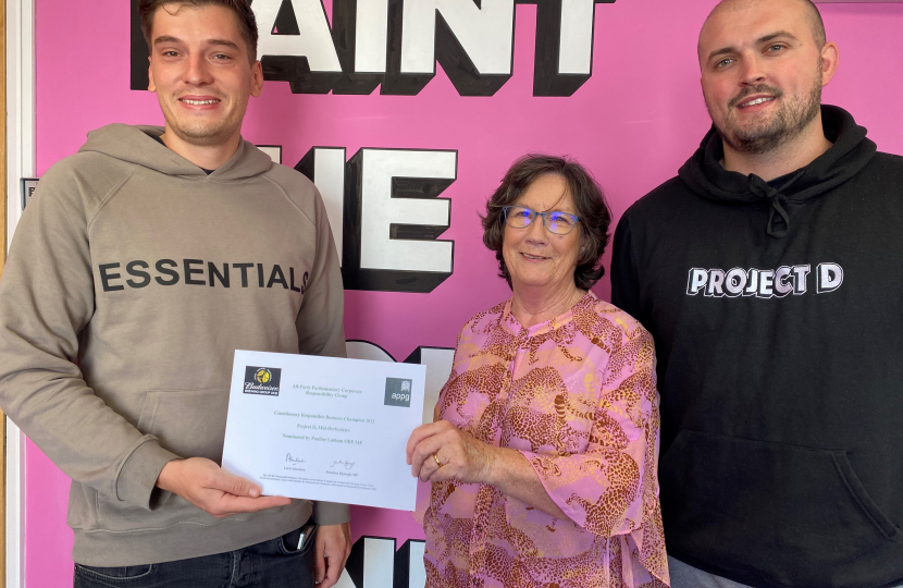 Pauline Latham OBE MP presenting certificate to Project D Doughnuts