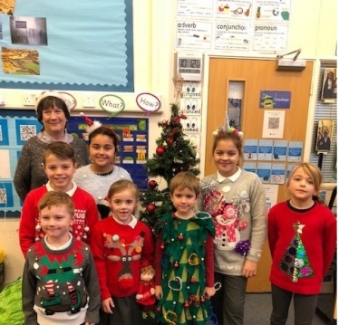 Pauline Latham OBE MP Attends Christmas Jumper Day at Morley Primary School