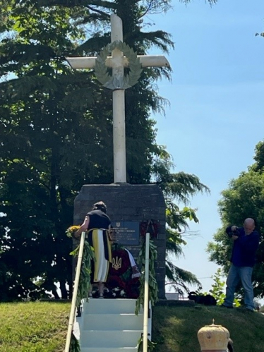 Pauline placing wreath at Ukrainian memorial in Derby